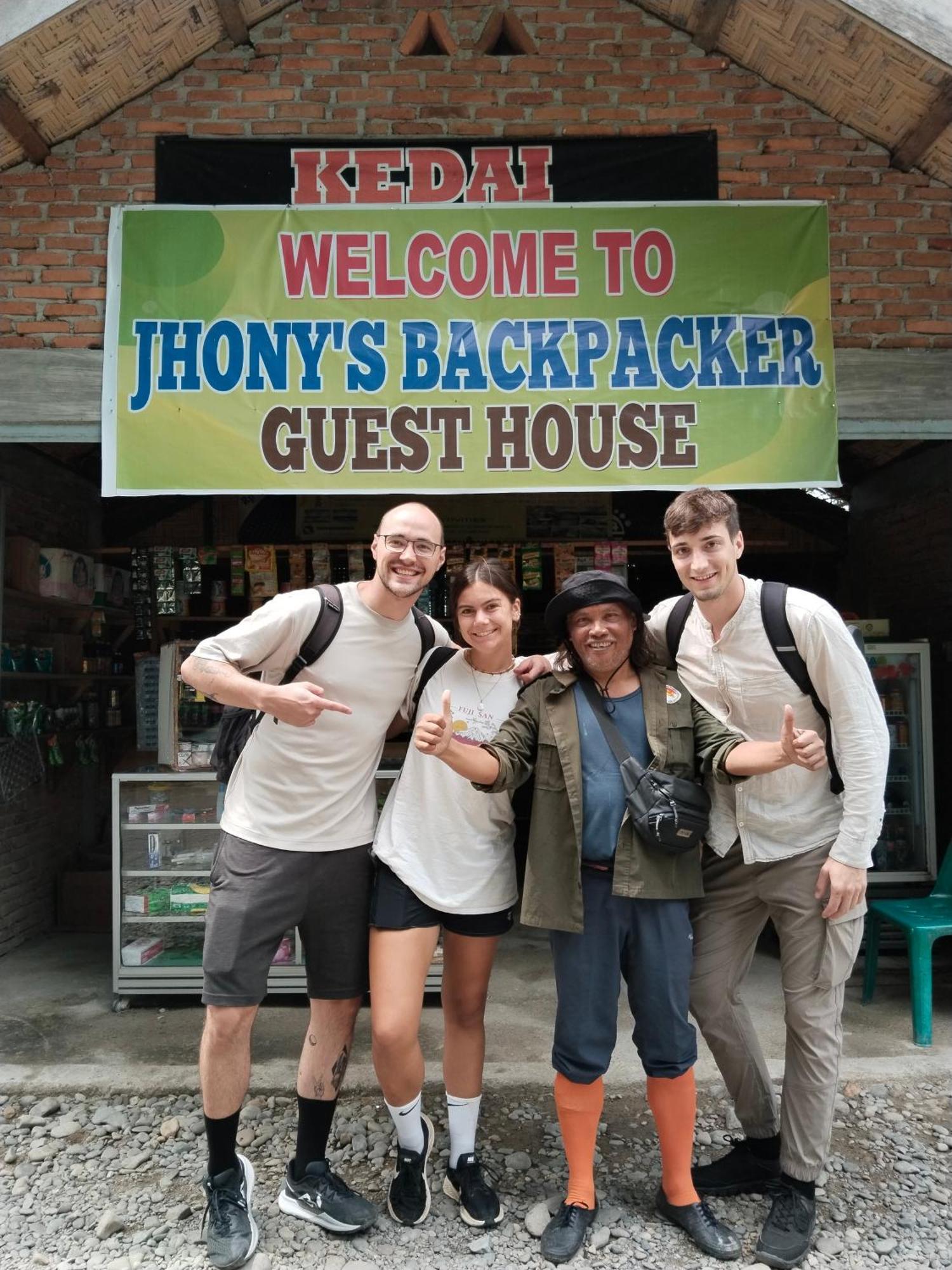 Jhony'S Backpacker-Guest House Only Stay Here Book Treking With Us Bukit Lawang Exterior photo